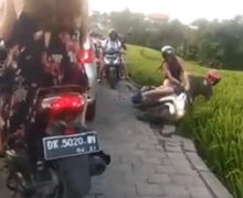 Video Dua Bule Terpeleset dan Nyemplung ke Sawah Penuh Lumpur, Pengendara Lain Cuma Ngeliatin