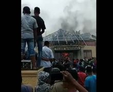 Sambil Berteriak Emosi, Polsek Bendahara Aceh Ludes Dibakar Massa, Motor dan Mobil Gosong Dilalap Api