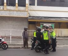 Nekat! Udah Kaya Di Film, Dua Pemuda Nekat Terobos Razia Polisi, Pasrah Saat Dikepung