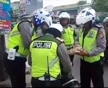 Tegang, 4 Polisi Mendadak Kepung Motor yang Ditinggalkan Pemiliknya Saat Razia di Depok