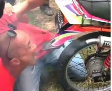 Video Isap Asap Knalpot Racing Motor 2-tak, Waduh!