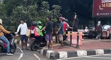 Usai Ramai di Media Sosial Pemuda yang Tarik Uang dari Motor Naik Trotoar Dekat Gedung DPR Kini Diburu