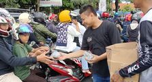 Konsisten Berbagi, Komunitas YNCI Tangerang Chapter Bagi 1000 Paket Takjil di Kota Tangerang