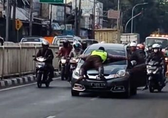 Hasil gambar untuk Viral Aksi Polisi Nemplok di Kap Mobil yang Melaju di Pasar Minggu