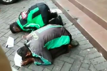 Bikin Haru, Video Dua Pengojek Online Dikasih Secarik Kertas ...