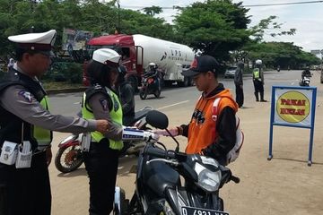  Polwan Satlantas Polres Sumedang tengah menindak pengguna sepeda motor yang tidak membawa kelengkapan surat-surat kendaraan bermotor dan perlengkapan kendaraan di Jalan Raya Bandung-Garut, Kecamatan Cimanggung, Kabupaten Sumedang, Jumat (18/11/2016).&nbsp;