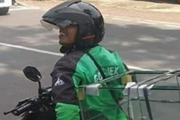 Tega banget, tukang ojek disuruh bawa barang begini