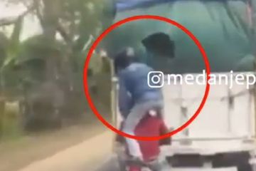 Kawanan bajing loncat mencuri sembako dari truk yang melintas di Sumatera.