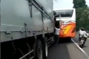 Sopir bus dan sopir kontainer terlibat keributan di Bojonegoro, Jatim.