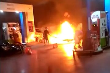 Kebakaran di pom bensin daerah Lumajang, Jatim.