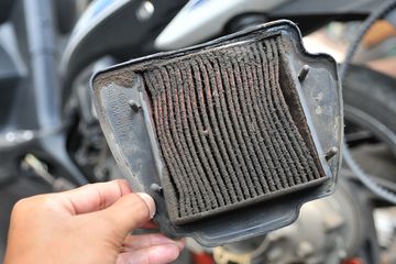 Masih Banyak Yang Bingung Sebenarnya Kapan Sih Waktunya Mengganti Filter Udara Motor Motorplus