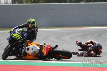 Parah Valentino Rossi Cedera Setelah Jatuh Di Motogp Catalunya Semua Halaman Motorplus