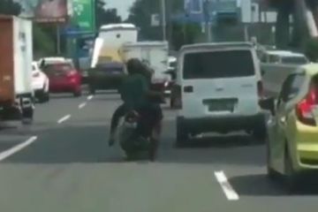 Pemotor masuk jalan tol Tomang-Grogol, Jakbar.