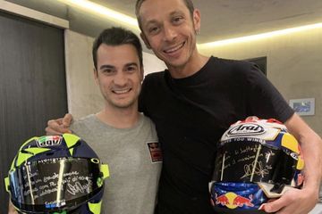 Dani Pedrosa (kiri) dan Valentino Rossi (kanan) tetap jalin keakraban ditunjukkan dengan saling tukeran helm