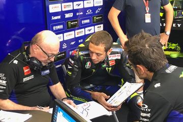 Valentino Rossi ogah crew chief Silvano Galbusera di timnya digantikan dengan yang lebih muda. 