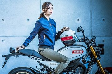 Kyoko Ochiai dan Yamaha XSR900 Heritage