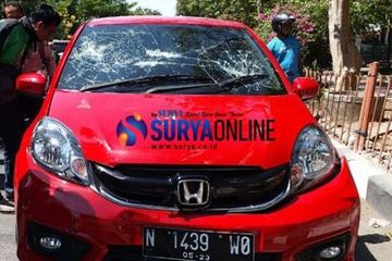 Sidoarjo Mencekam Mobil Honda Brio Hancur Setelah Berhasil Dikejar Pemotor Dan Ojek Online Semua Halaman Gridmotor Id