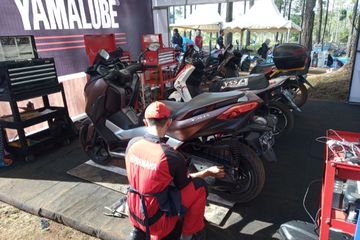 Mekanik sedang servis di MAXI Yamah Day 2019 Bandung