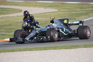 Seru Banget Video Valentino Rossi Dan Lewis Hamilton Tukar Pakai Motor Motogp Dan Mobil F1 Di Valencia Semua Halaman Motorplus
