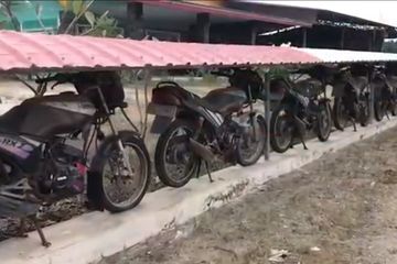 Sultan Mah Bebas Deretan Puluhan Yamaha Rx Z Dijadikan Pagar