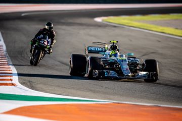 Sportpedia Lebih Cepat Mana Motogp Atau Mobil F1 Okezone Sports
