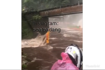 Video Detik Detik Air Terjun Meluap Sampai Tumpah Ke Jalan