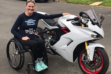 Salut, Biker Difabel Cantik Ini Akan Lari Maraton 42 Km Lebih Demi ...