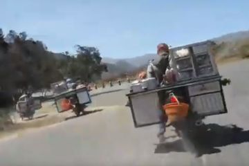 Skill Tingkat Tinggi, Video Tukang Bakso Adu Kebut Layaknya ...