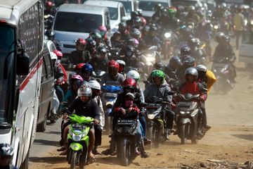 Ilustrasi mudik naik motor. Pemotor Mudik dari Jakarta ke Pemalang Lolos Pos Pemeriksaan Polisi, Ini Alasannya
