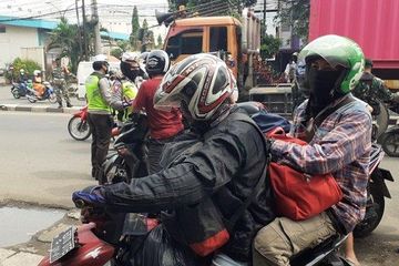 Miris Lebih Baik Mati Di Kampung Dari Pada Di Sini Ungkapan Pemotor Gagal Mudik Ketika Disuruh Balik Di Pos Check Poin Bekasi Semua Halaman Gridmotor Id<script async src=