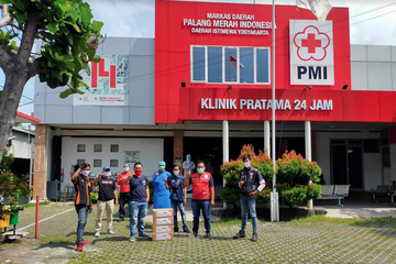 Penyerahan bantuan Astra Motor Yogyakarta kepada Gugus Tugas COVID-19 di Markas Daerah Palang Merah Indonesia provinsi DIY (17/5) .   