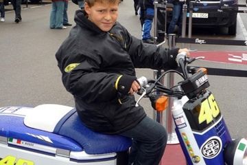 Bener-bener Fanatikan Berat Valentino Rossi, Kelakuan Fabio ...