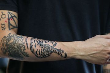 Takut Gak Dibilang 'Anak Motor' Pria Ini Bikin Tato Ala Anak ...