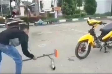 Kenapa Nih? Viral Video Pemuda Hancurkan Sendiri Knalpot Racing ...