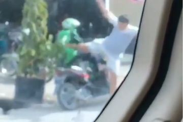 Parah, Driver Ojol Terjengkang Kena Tendangan Kungfu Pengemudi ...