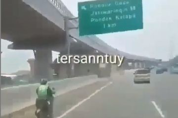 Kocak, driver ojol malah santuy naik motor di jalan tol.
