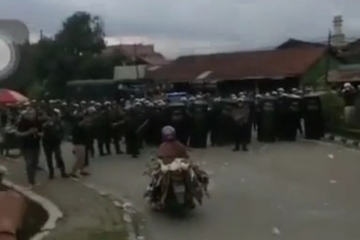 Santuy Banget Emak Emak Nekat Terobos Barikade Aparat Naik Motor Sambil Bawa Bebek Saat Demo Semua Halaman Gridmotor Id