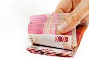 Ilustrasi uang tunai. Buruan cek nomor KTP dan data lain biar bantuan Rp 2,4 juta cair buat brother.