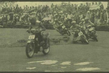 Deketbanget, persaingan antara Yamaha Force-1 dan F1-ZR di ajang Road Race Semarang dalam MOTOR Plus edisi pertama tahun 1999.
