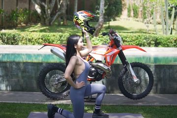 Bikin Lemes, Aksi Maria Vania Pakai Baju Seksi Naik Turun Kasih ...
