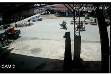 Video Detik-detik Kecelakaan Pemotor Tabrak Tukang Bakso, Sekujur ...