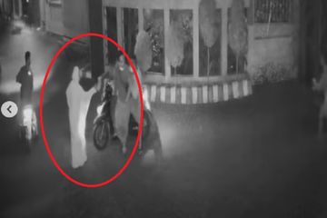 Beredar di media sosial video emak-emak pakai mukena hadang maling motor tenteng celurit di Probolinggo, Jawa Timur.