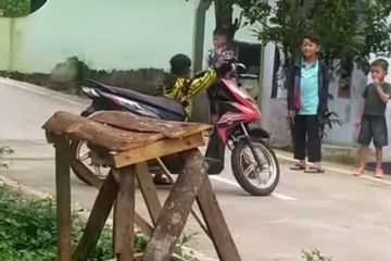 Aksi Bocil Kelas 1 SD Angkat Motor Sepoyongan, Netizen Bertanya ...