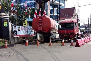 Kondisi ban truk Pertamina yang terlibat kecelakaan maut Cibubur, Jawa Barat pada Senin (1872022), ada bagian yang aneh.