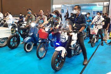Parade motor listrik di PEVS 2022, JIExpo Kemayoran, Jakarta Utara pada Minggu (24/7/2022)