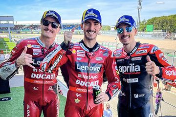 Pembalap Ducati Lenovo Team Francesco Bagnaia (tengah) juara MotoGP Inggris sabet sekaligus 4 hal penting yang tak banyak orang ngeh diikuti Maverick Vinales (kanan) dan Jack Miller (kiri) lengkapi podium