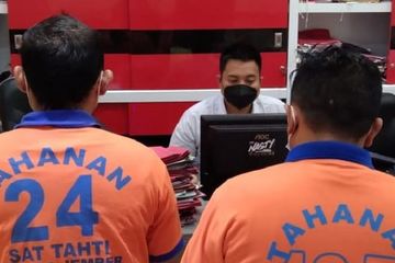 Dua oknum debt collector ditangkap Tim Kalong Satreskrim Polres Jember saat rampas mobil dan menipu pengendara.
