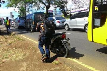Jangan Asal Tolong Orang Tuntun Motor Mogok, Ini Akibat yang ...