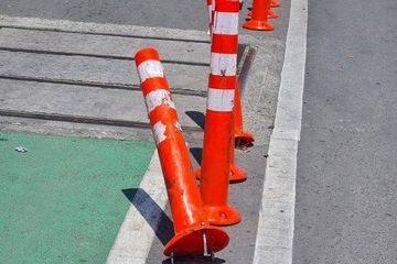 Banyak motor dan mobil tabrak stick cone, jalur sepeda mubazir?