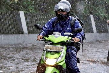 Ilustrasi bermotor saat hujan ternyata memiliki resiko fatal.